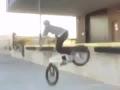 Faceplant après un 360° en BMX