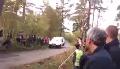 Une voiture de rallye stoppée net par un arbre