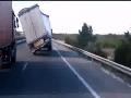 Un camion roulant contre un vent latéral