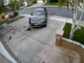 Une voiture fonce dans une maison