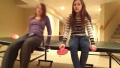 Deux filles et une table de ping pong