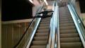 Mauvaise façon de descendre un escalator