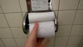 Un porte-papier toilette japonais astucieux