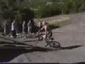 Une fille plonge en vélo