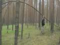 Un crétin s'amuse dans la forêt