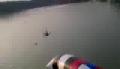 Une fille propulsée dans les airs
