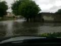 Faire de la moto sur une route inondée