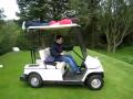 Planking sur une voiturette de golf