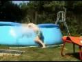 Plongeon dans une piscine gonflable raté