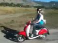 Une fille en scooter