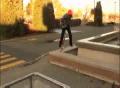 Nutshot avec un skateboard